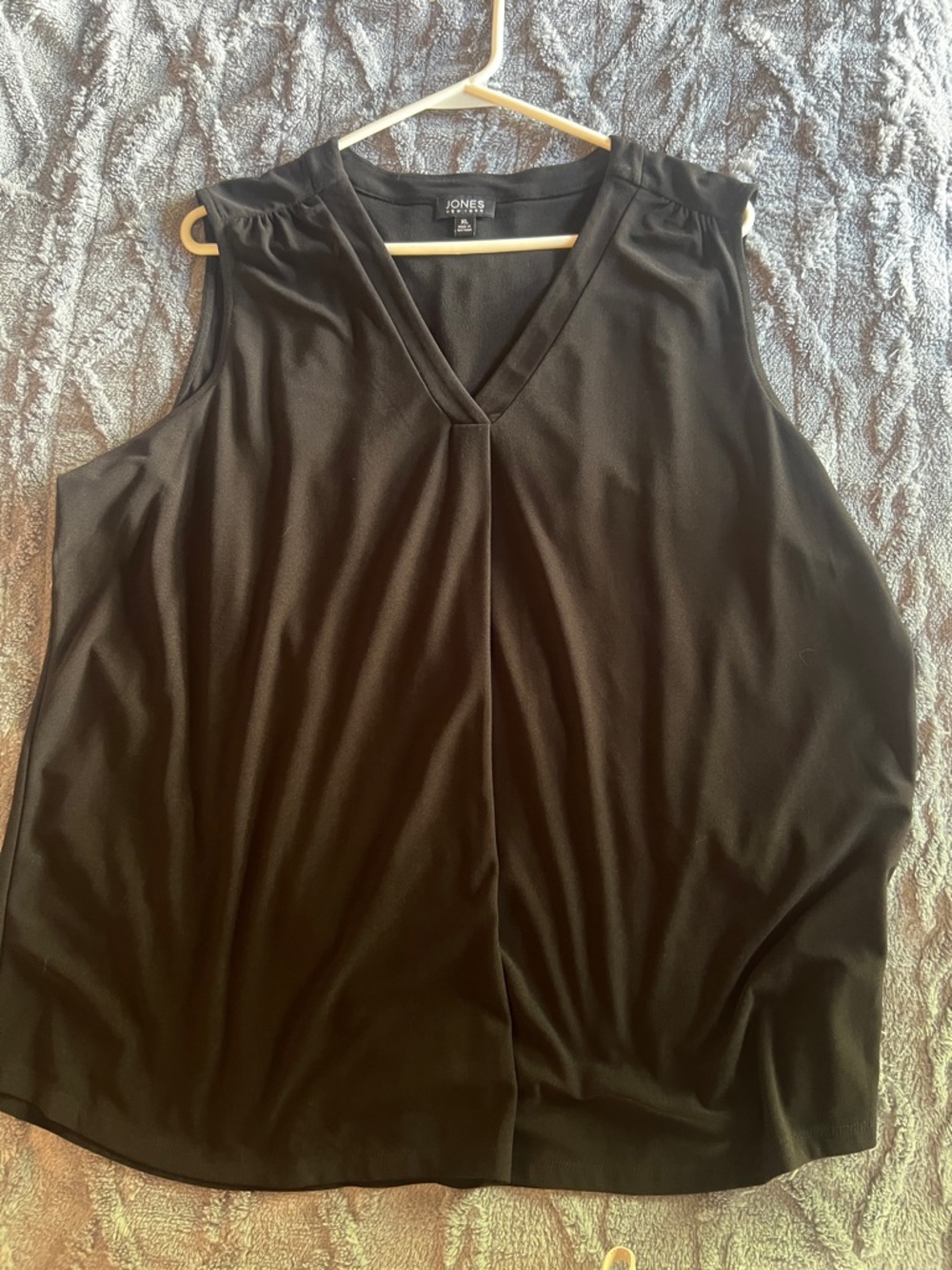 Jones New York Black V-Neck Sleeveless Blouse